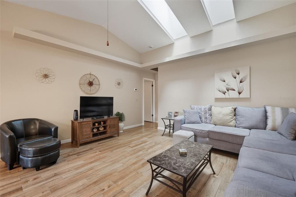 待售: $179,000 (2 贝兹, 2 浴室, 1124 平方英尺)