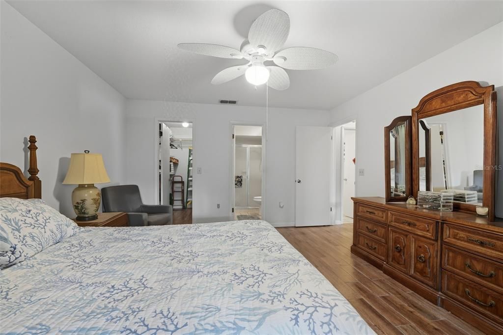 待售: $179,000 (2 贝兹, 2 浴室, 1124 平方英尺)