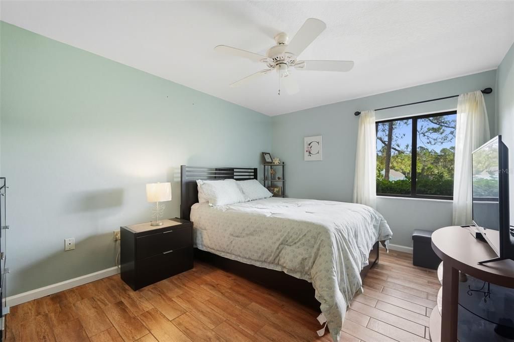 待售: $179,000 (2 贝兹, 2 浴室, 1124 平方英尺)