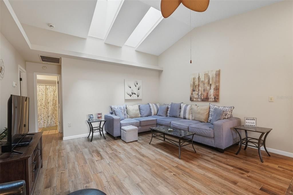 待售: $179,000 (2 贝兹, 2 浴室, 1124 平方英尺)