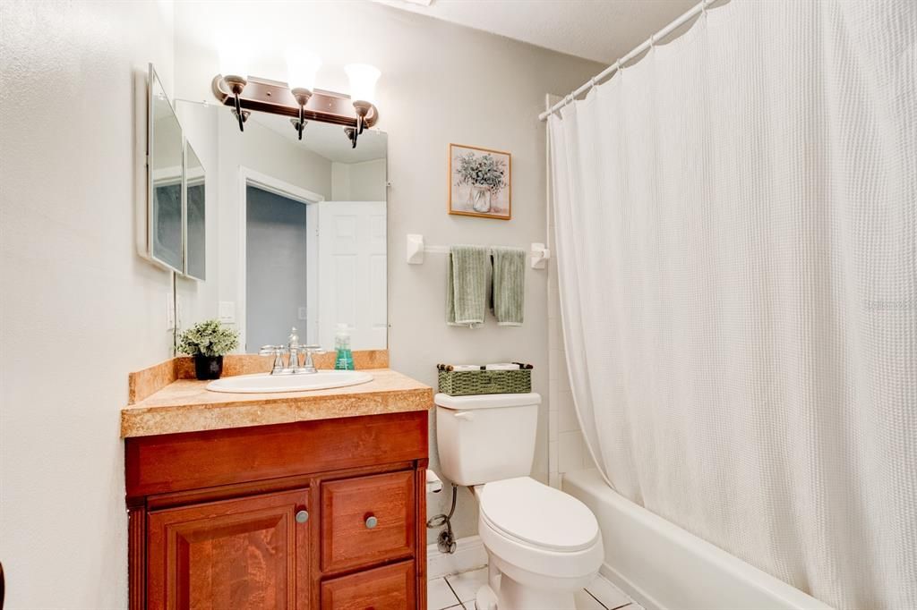 待售: $195,000 (3 贝兹, 2 浴室, 1077 平方英尺)