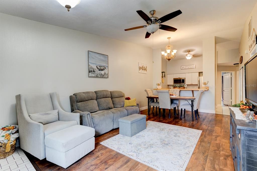 待售: $195,000 (3 贝兹, 2 浴室, 1077 平方英尺)