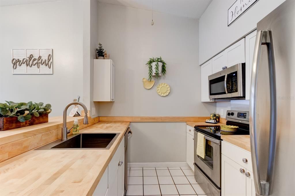 待售: $195,000 (3 贝兹, 2 浴室, 1077 平方英尺)