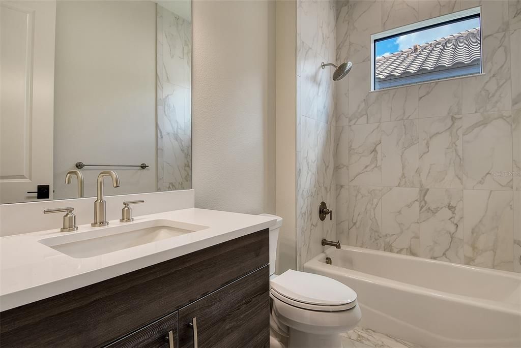 合同活跃: $1,099,990 (3 贝兹, 3 浴室, 3004 平方英尺)