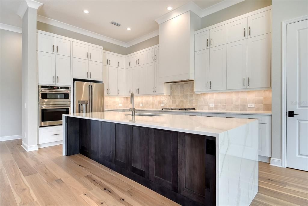 合同活跃: $1,099,990 (3 贝兹, 3 浴室, 3004 平方英尺)