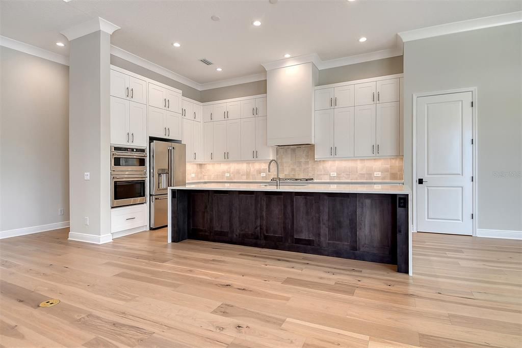 合同活跃: $1,099,990 (3 贝兹, 3 浴室, 3004 平方英尺)