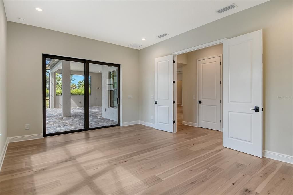 合同活跃: $1,099,990 (3 贝兹, 3 浴室, 3004 平方英尺)