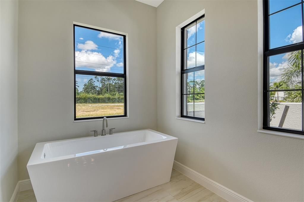 合同活跃: $1,099,990 (3 贝兹, 3 浴室, 3004 平方英尺)