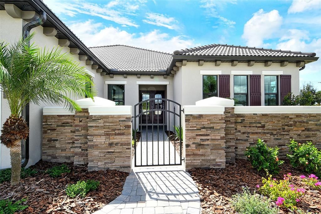 合同活跃: $1,099,990 (3 贝兹, 3 浴室, 3004 平方英尺)