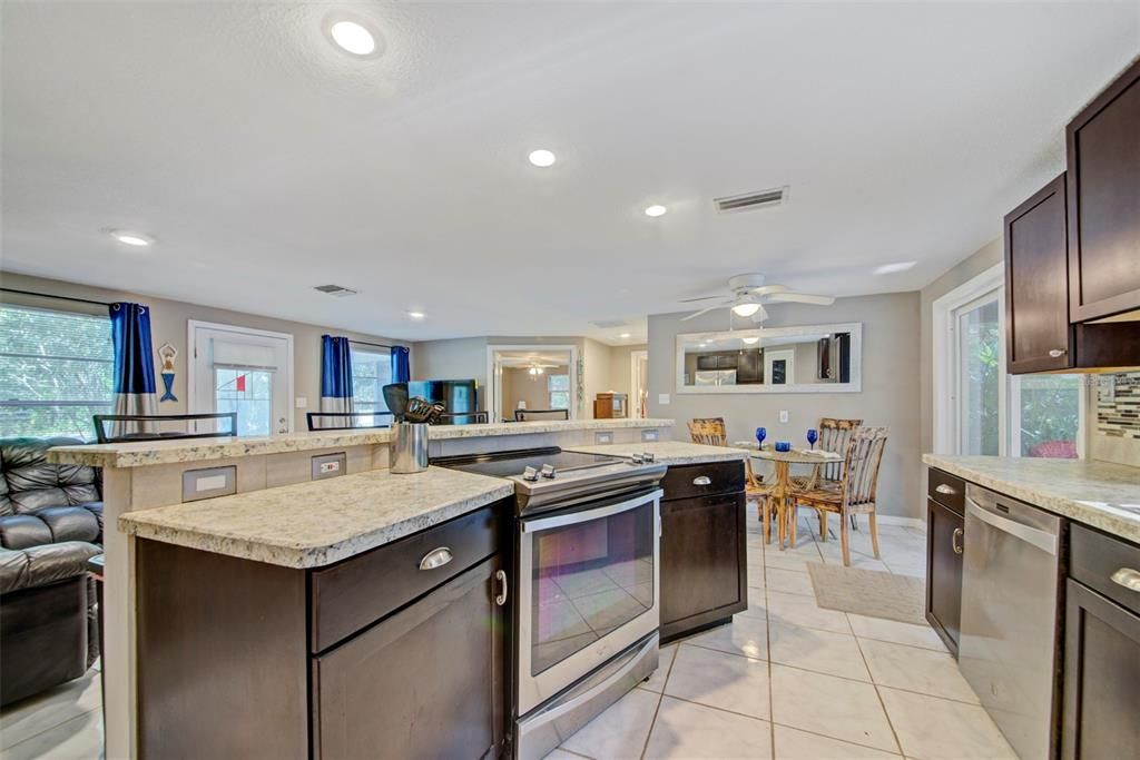 На продажу: $295,000 (3 спален, 2 ванн, 1320 Квадратных фут)