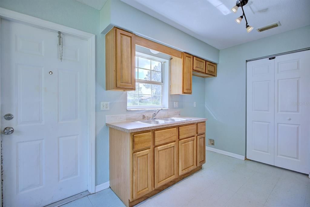 Active With Contract: $210,000 (3 beds, 2 baths, 1125 Square Feet)