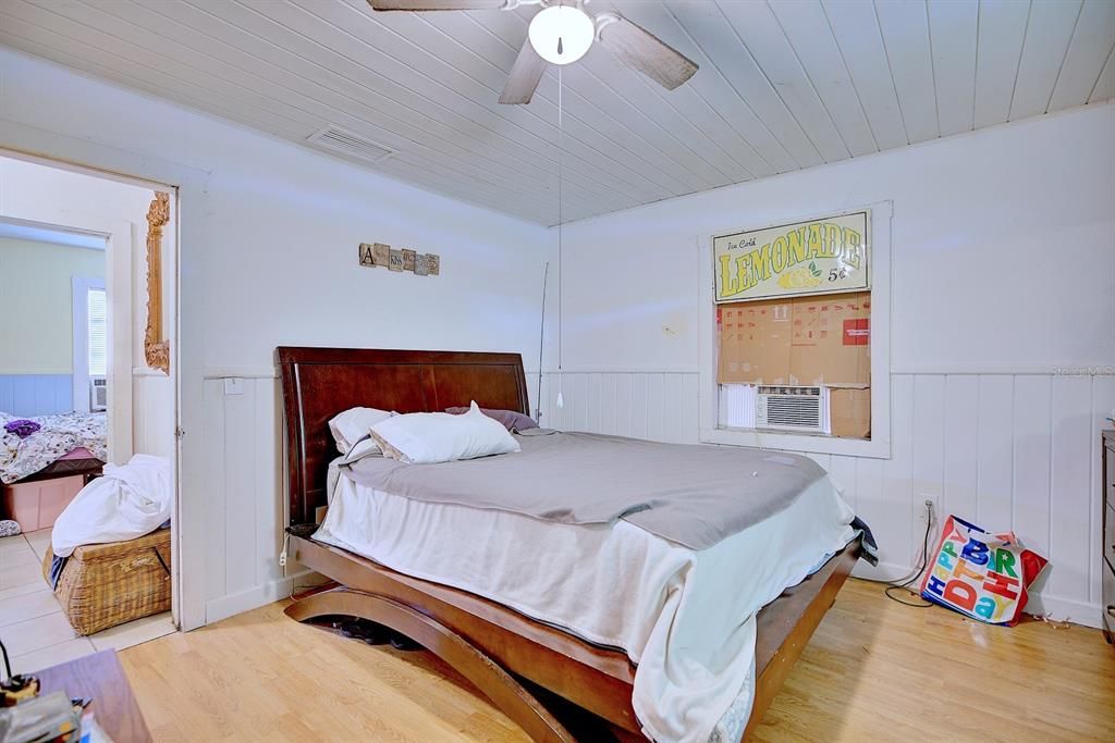 For Sale: $129,000 (2 beds, 1 baths, 830 Square Feet)