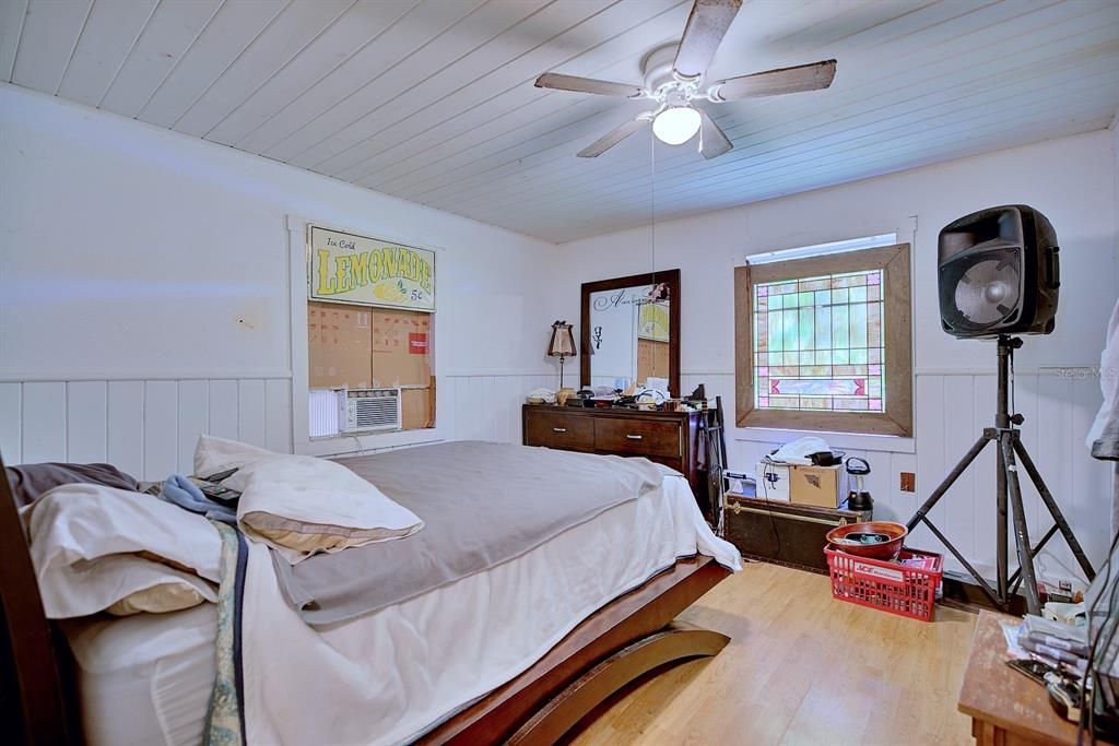 For Sale: $129,000 (2 beds, 1 baths, 830 Square Feet)