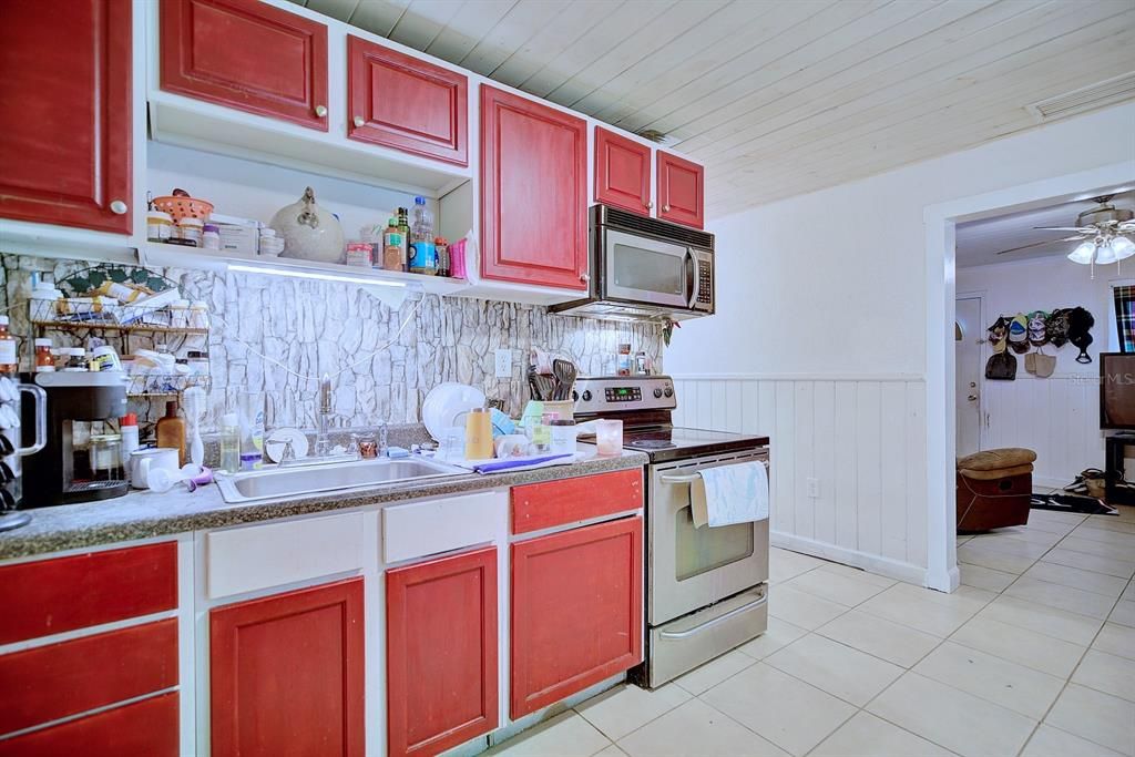 For Sale: $129,000 (2 beds, 1 baths, 830 Square Feet)