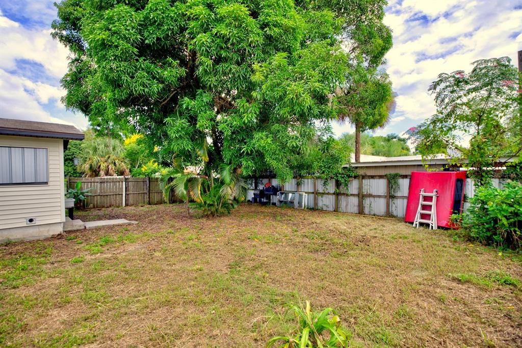 For Sale: $129,000 (2 beds, 1 baths, 830 Square Feet)