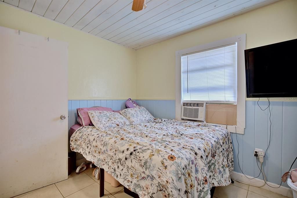 For Sale: $129,000 (2 beds, 1 baths, 830 Square Feet)