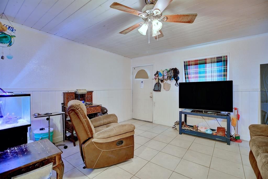 For Sale: $129,000 (2 beds, 1 baths, 830 Square Feet)