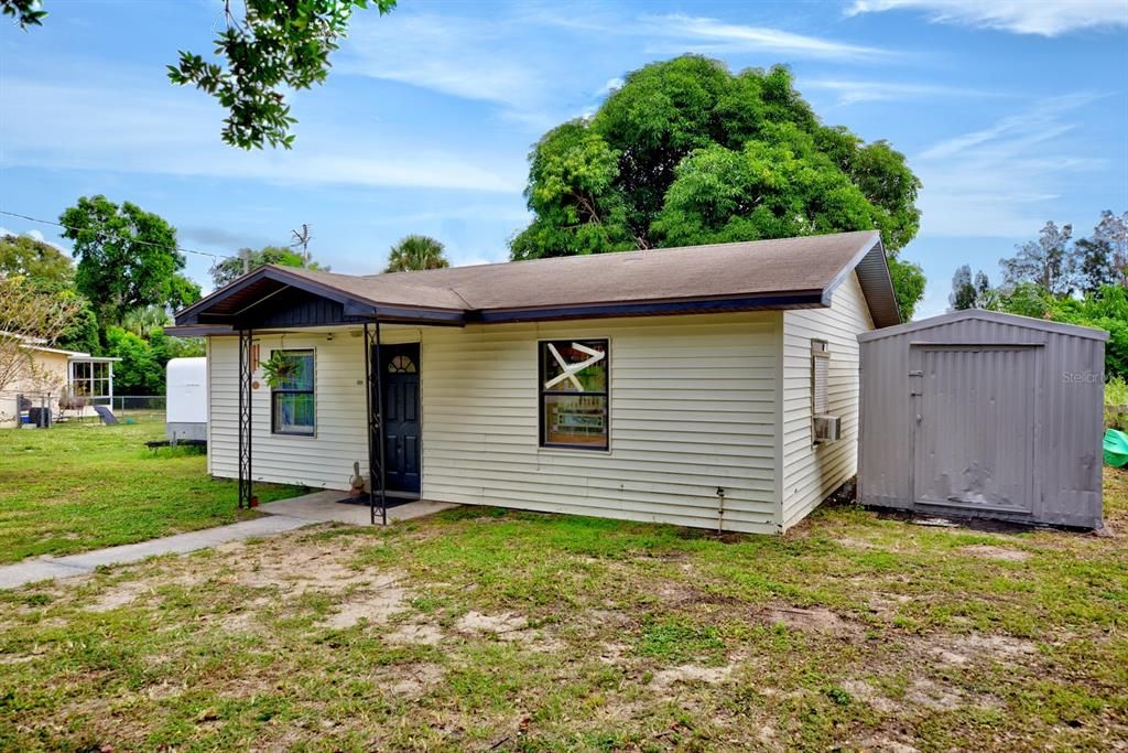 For Sale: $129,000 (2 beds, 1 baths, 830 Square Feet)