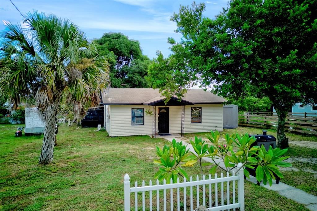 For Sale: $129,000 (2 beds, 1 baths, 830 Square Feet)