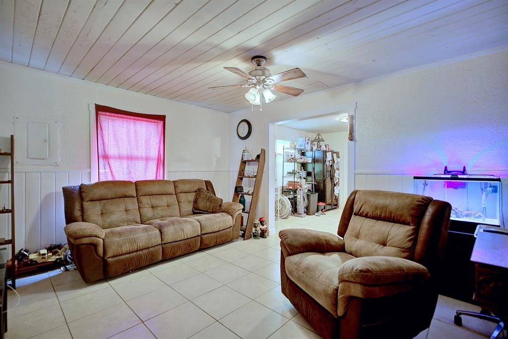 For Sale: $129,000 (2 beds, 1 baths, 830 Square Feet)