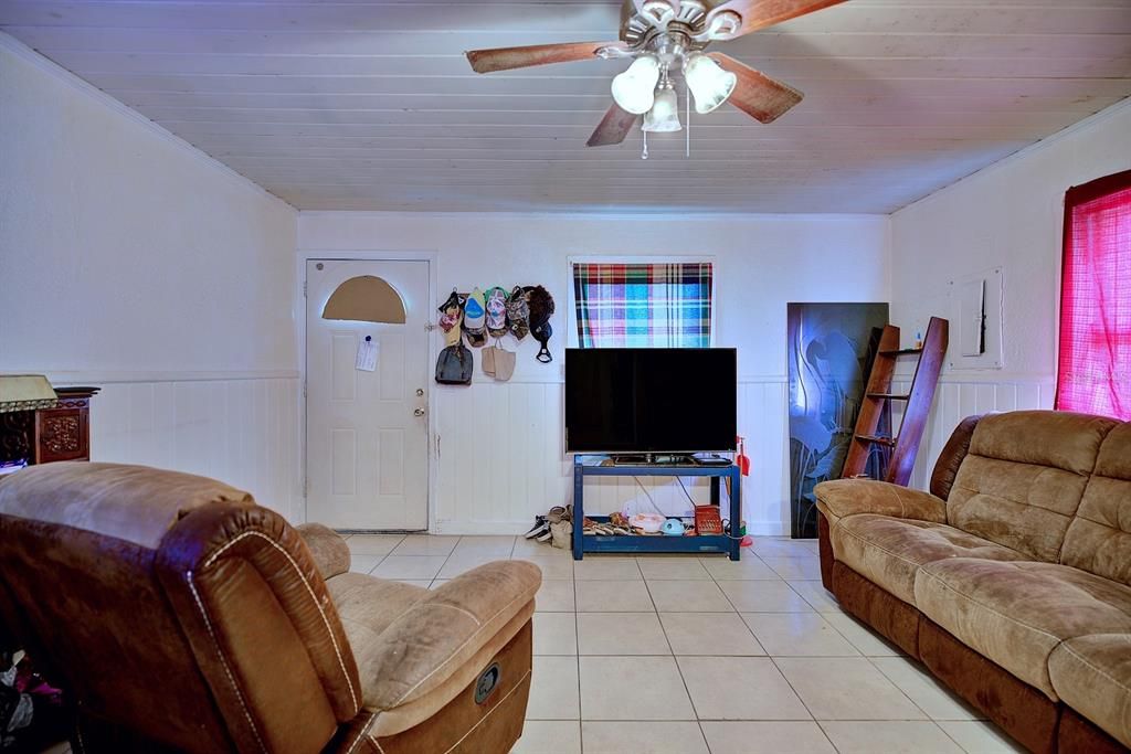 For Sale: $129,000 (2 beds, 1 baths, 830 Square Feet)