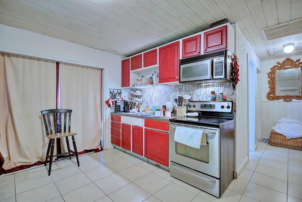 For Sale: $129,000 (2 beds, 1 baths, 830 Square Feet)