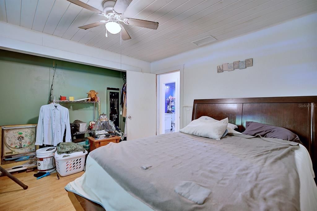 For Sale: $129,000 (2 beds, 1 baths, 830 Square Feet)