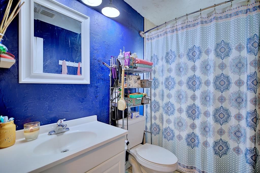 For Sale: $129,000 (2 beds, 1 baths, 830 Square Feet)