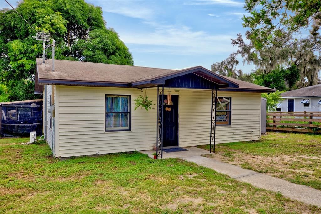 For Sale: $129,000 (2 beds, 1 baths, 830 Square Feet)