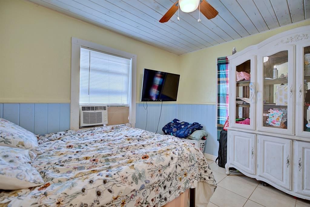 For Sale: $129,000 (2 beds, 1 baths, 830 Square Feet)