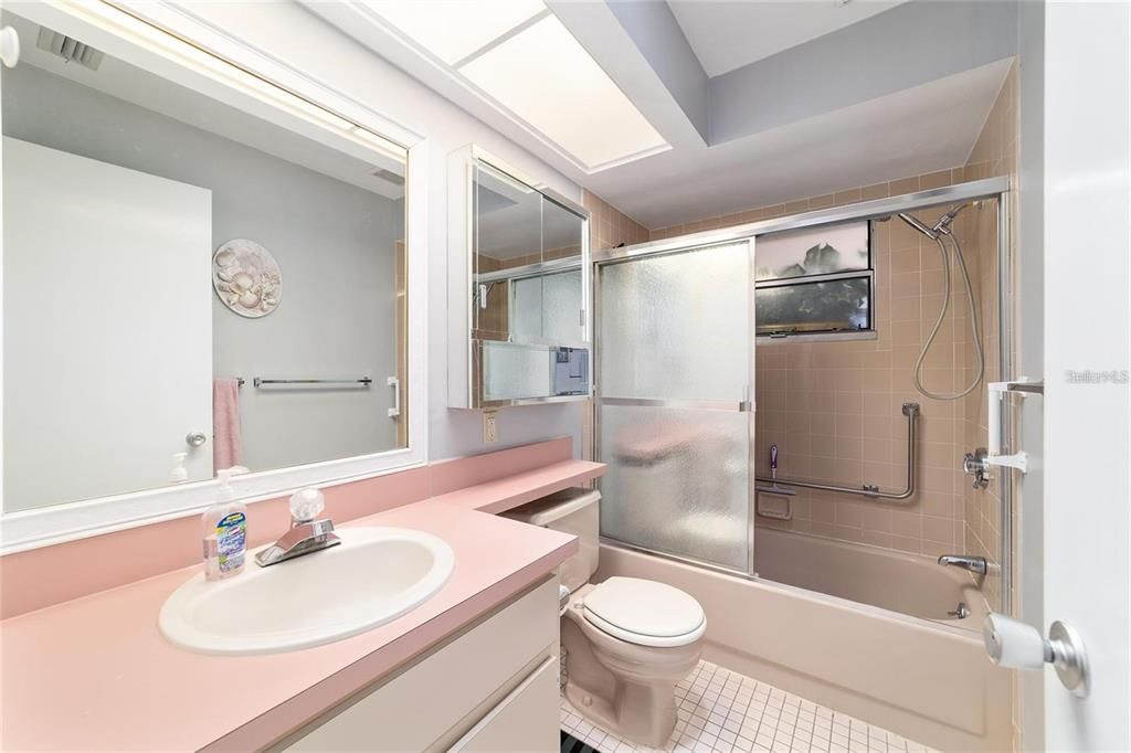 Active With Contract: $190,000 (3 beds, 1 baths, 1545 Square Feet)