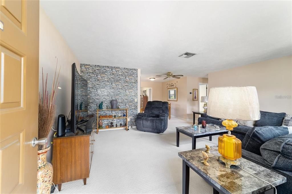 Active With Contract: $190,000 (3 beds, 1 baths, 1545 Square Feet)