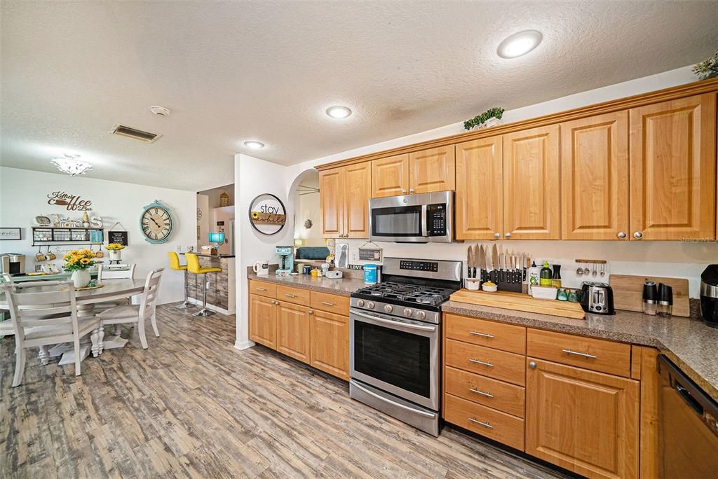 For Sale: $370,000 (3 beds, 2 baths, 1465 Square Feet)