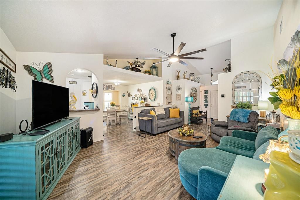 For Sale: $370,000 (3 beds, 2 baths, 1465 Square Feet)