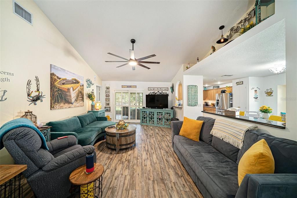 For Sale: $370,000 (3 beds, 2 baths, 1465 Square Feet)