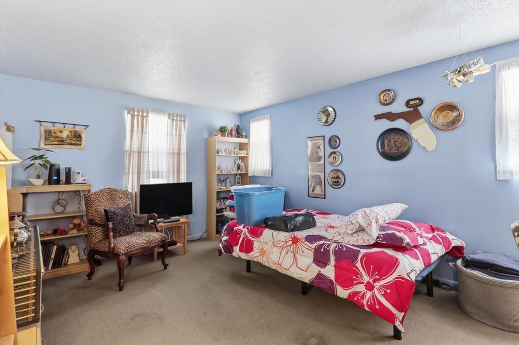 Под контрактом: $199,900 (2 спален, 2 ванн, 1025 Квадратных фут)