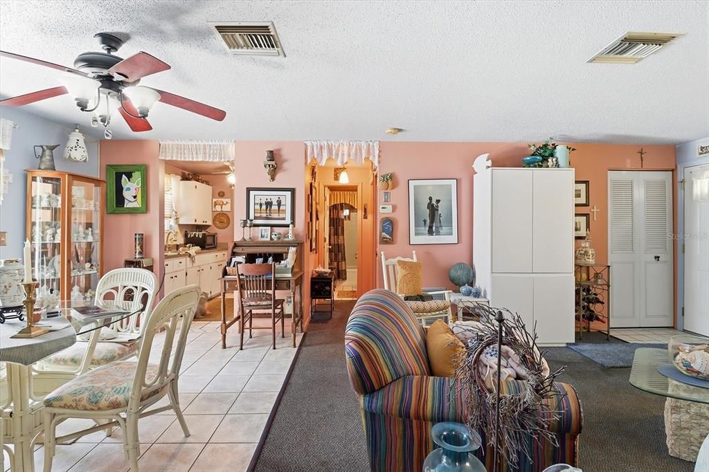 Под контрактом: $199,900 (2 спален, 2 ванн, 1025 Квадратных фут)