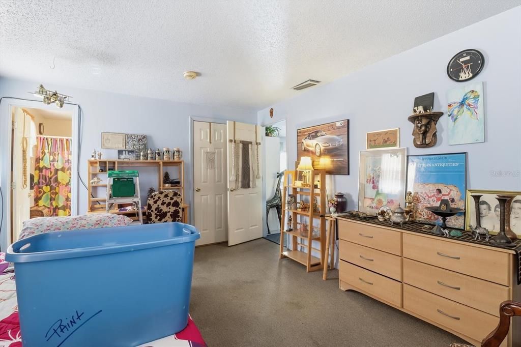 Под контрактом: $199,900 (2 спален, 2 ванн, 1025 Квадратных фут)