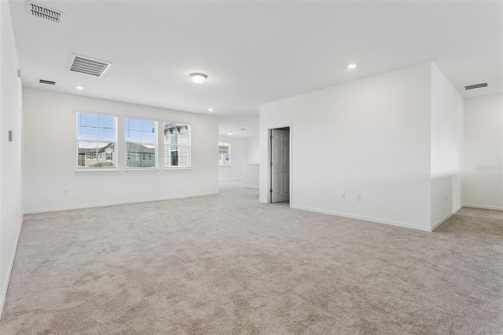 For Sale: $1,050,000 (5 beds, 3 baths, 4305 Square Feet)