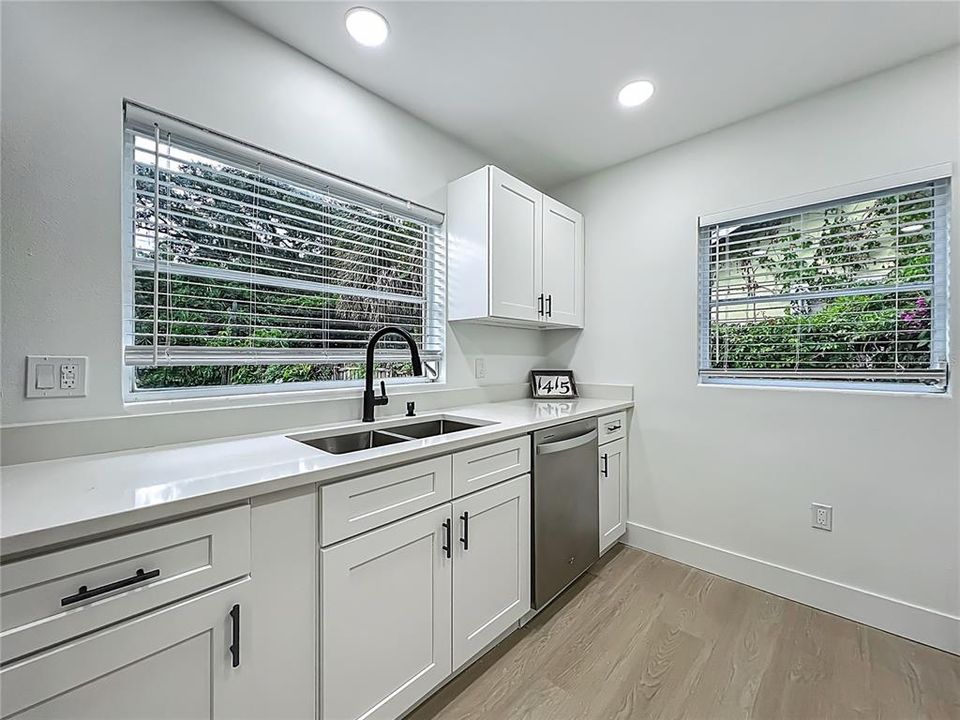 На продажу: $449,000 (2 спален, 1 ванн, 1039 Квадратных фут)