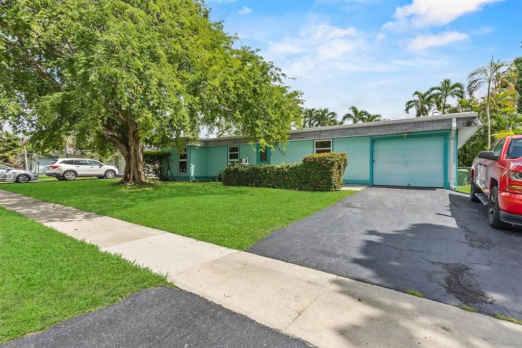 Active With Contract: $429,900 (4 beds, 2 baths, 1440 Square Feet)