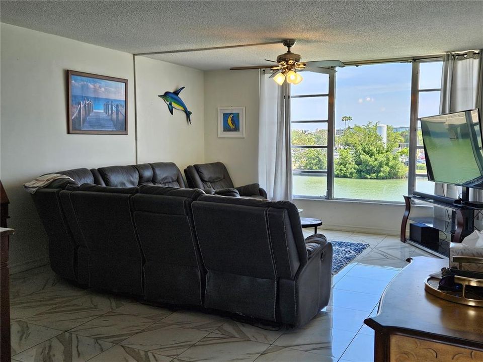 En Renta: $1,995 (2 camas, 2 baños, 1050 Pies cuadrados)