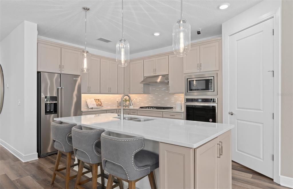 Activo con contrato: $699,498 (3 camas, 2 baños, 2088 Pies cuadrados)