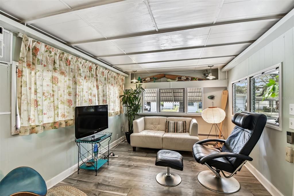 For Sale: $79,700 (3 beds, 1 baths, 810 Square Feet)