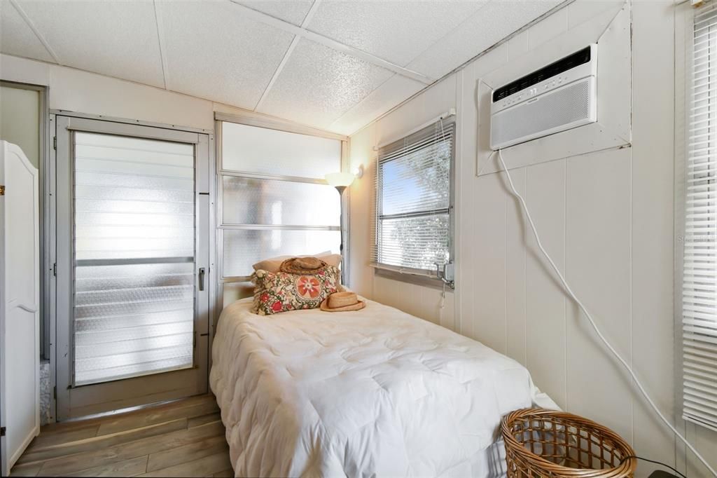 For Sale: $79,700 (3 beds, 1 baths, 810 Square Feet)