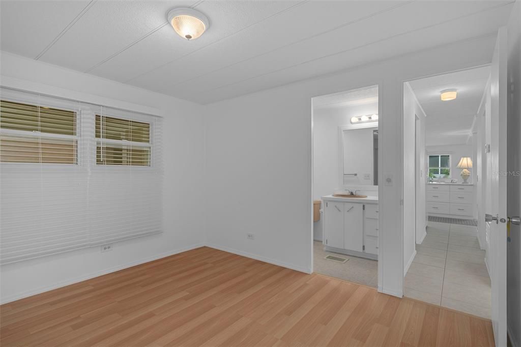 待售: $274,000 (2 贝兹, 2 浴室, 1334 平方英尺)