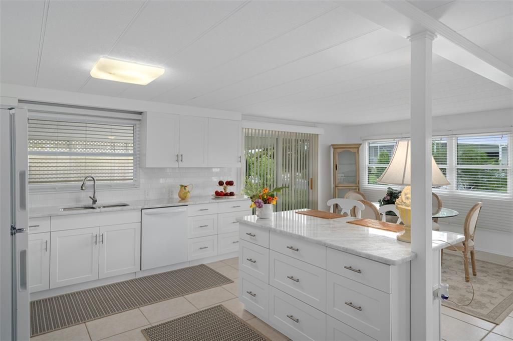 待售: $274,000 (2 贝兹, 2 浴室, 1334 平方英尺)