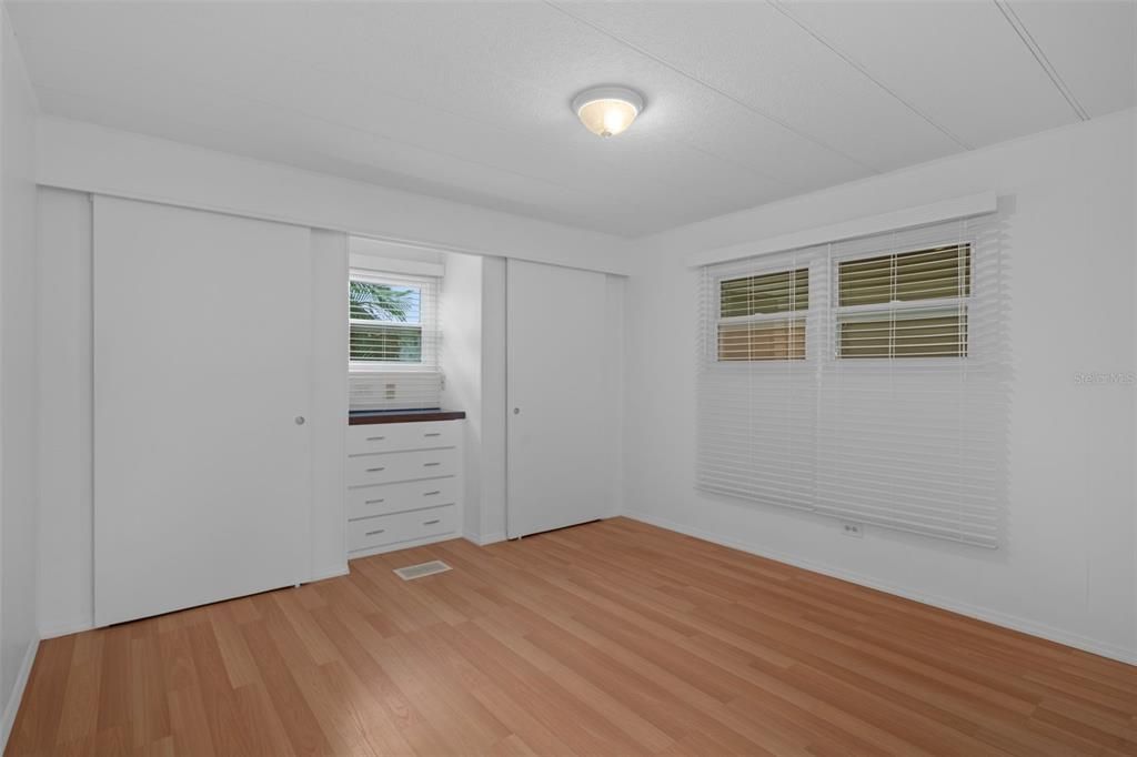 待售: $274,000 (2 贝兹, 2 浴室, 1334 平方英尺)