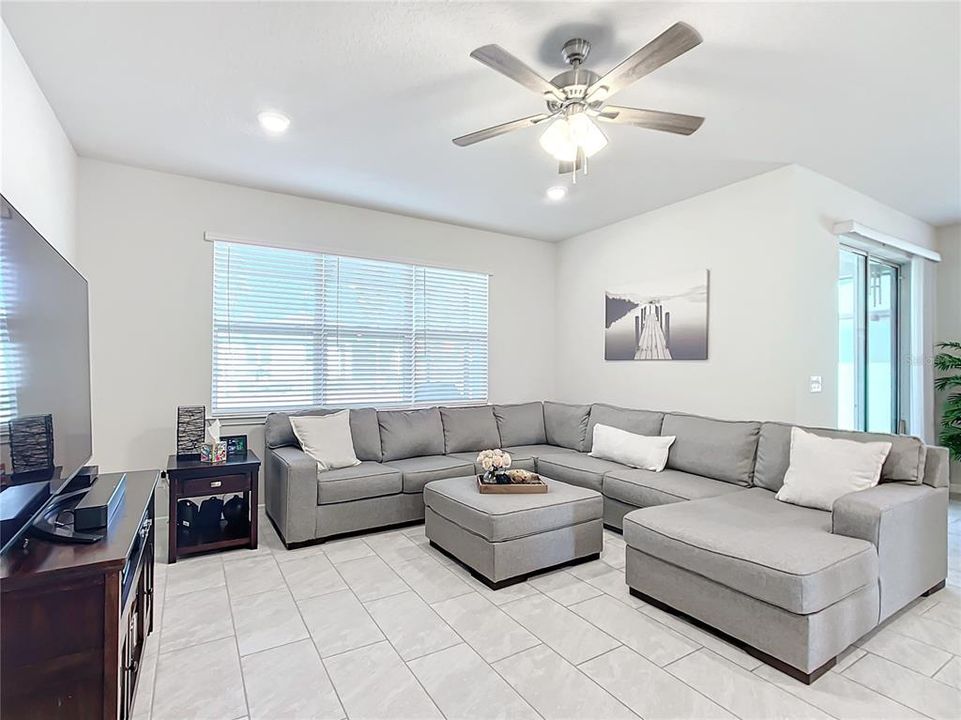 Под контрактом: $359,759 (3 спален, 2 ванн, 1847 Квадратных фут)