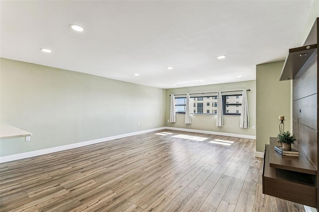 Active With Contract: $4,200 (3 beds, 3 baths, 1664 Square Feet)